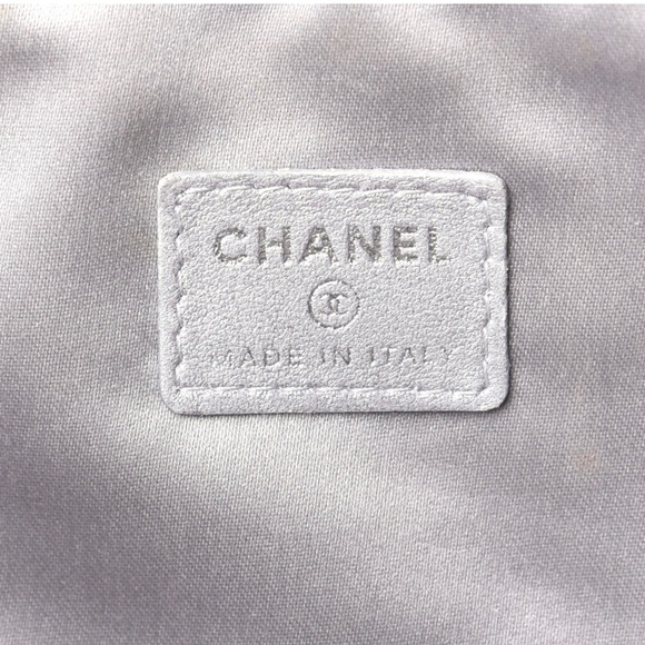 🖤🖤 CHANEL 🖤🖤
Lambskin Camellia Embossed
Cosmetic Case Black - Picture 4 of 8